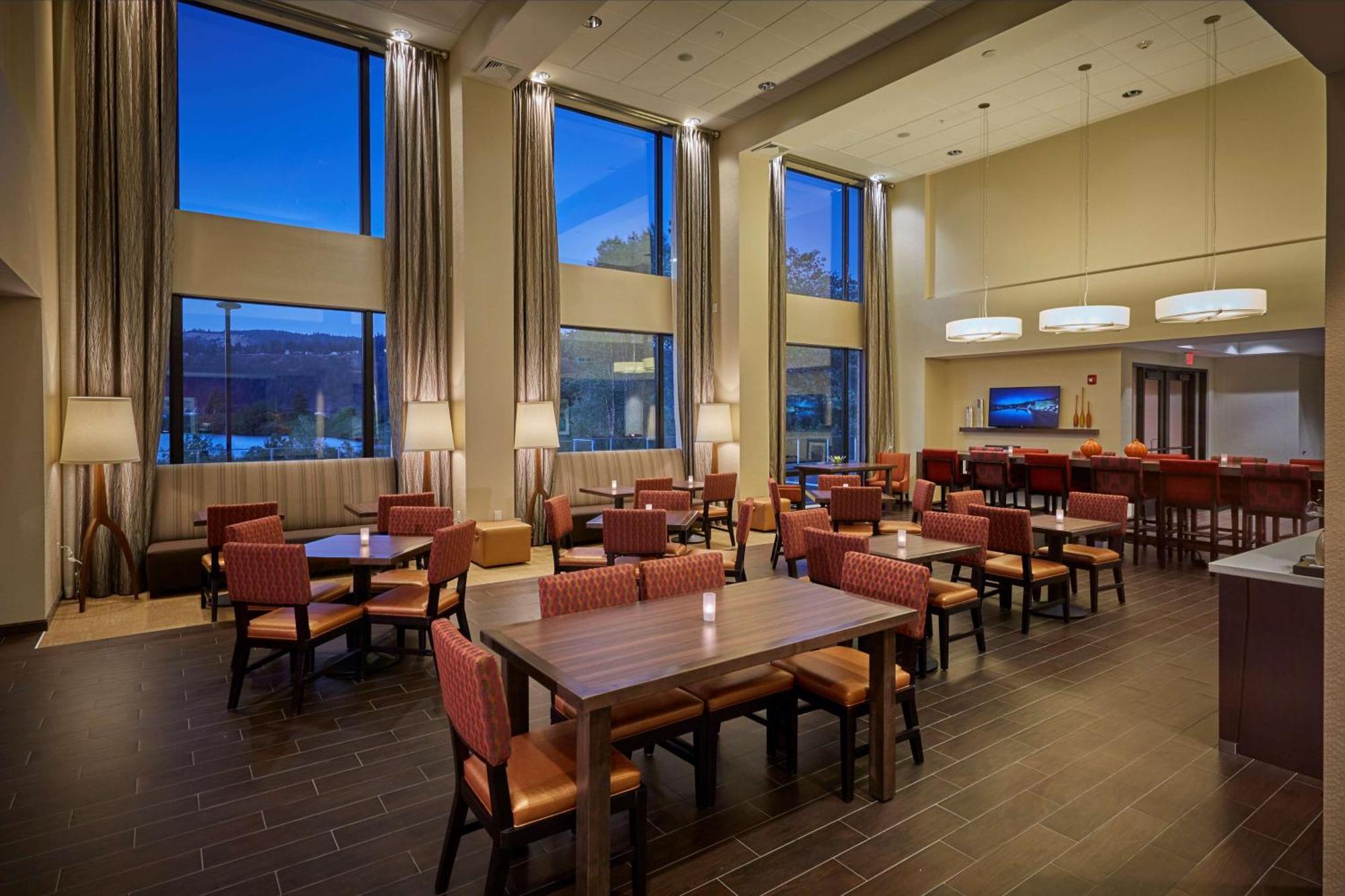 Hampton Inn & Suites Hood River Exterior photo